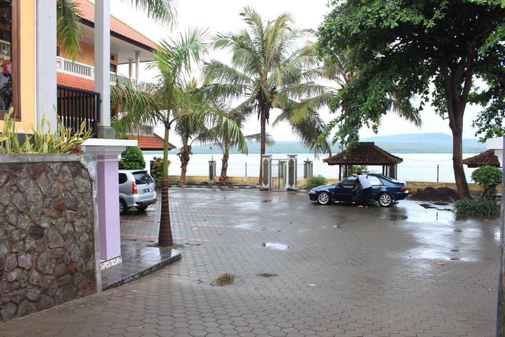 Baru Dua Beach Hotel Banyuwangi  Exterior photo